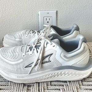 Altra Paradigm White and Gray Sneakers Women’s 8